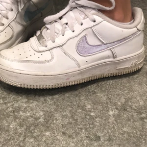 NIKE AIRFORCE 1 - Ett par vita Nike Airforce sneakers! Bra skick då denr använd ett fåtal gånger, dock målad i skofärg som ej går bort i regn / vatten. 😃👍 (storlek 38)