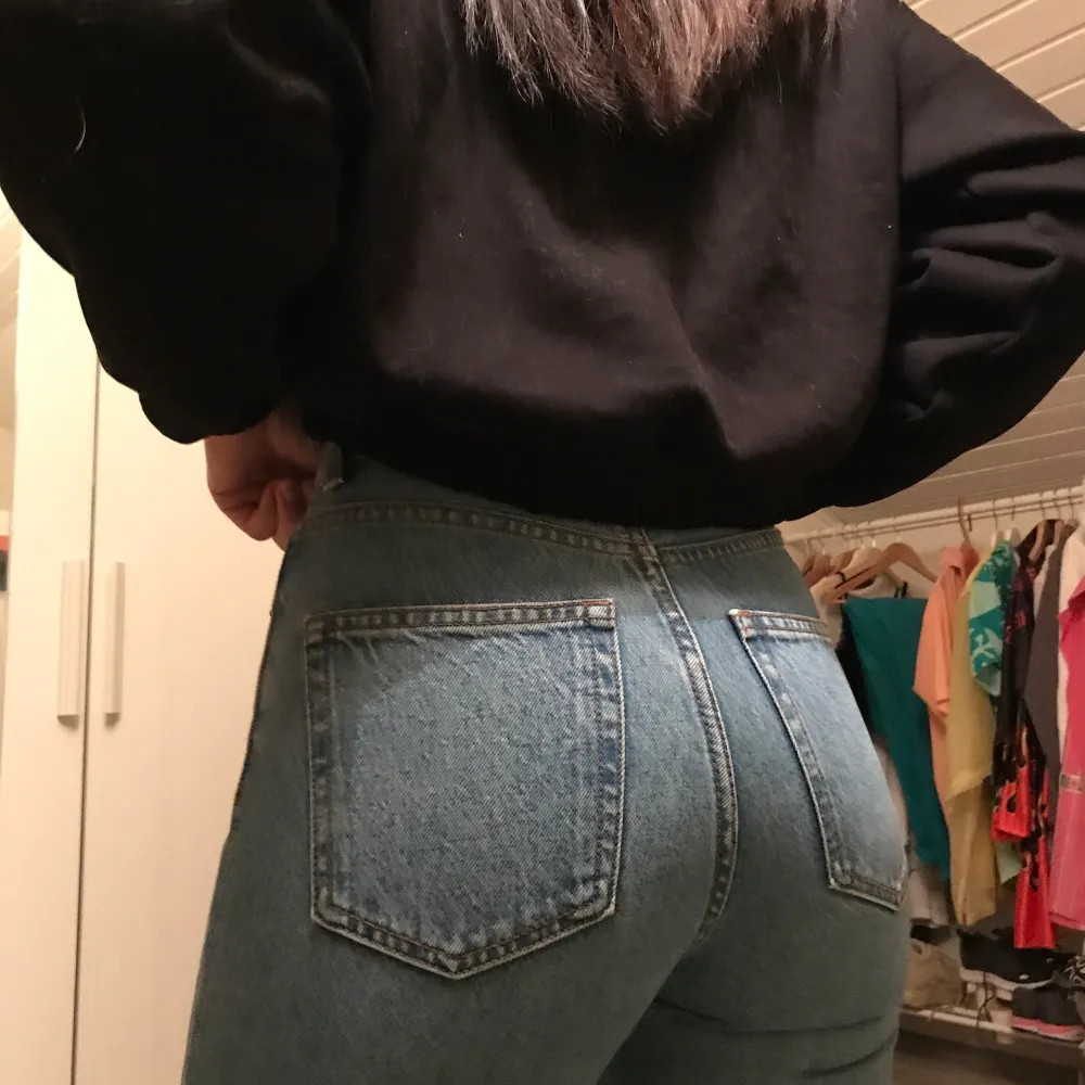 Dessa snygga jeans i mycket gott skick söker nytt hem! Så gott som nya. Säljer då de tyvärr är för små för mig :( passa på! nya kostar ca 400kr. Jeans & Byxor.