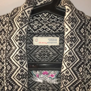 Odd Molly kofta  - Odd Molly kofta stl s/1, svart vit, endast använd fåtal gånger så mkt fint skick 