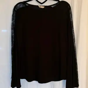 Säljer denna långärmade svarta tröjan som har ”utsvängda armar” med spets på. Storlek S. Säljer för 70 kr. Köparen står för frakten! 