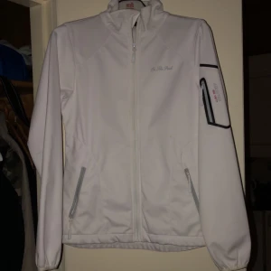 Vindjacka - Säljer denna vita vindjacka den är oanvänd vet inte vilket märke köpt på sport affär. Ingen luva ✨