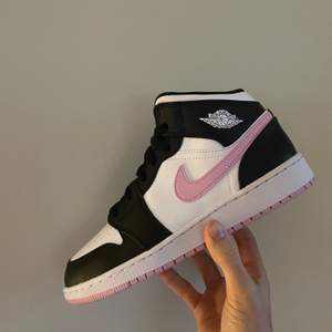 Säljer ett par Nike Air Jordan 1 Mid i färgen Arctic pink i storlek 40. Skorna är nya och har aldrig testat dem. Finns kvitto från inköp om man vill ha det också. Skicka meddelande om ni har några frågor!