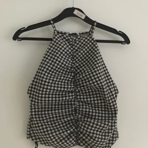 Topp från zara - Superfin topp från zara, helt oanvänd!!🤎