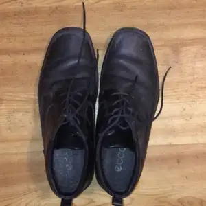 Fina svarta Ecco skor i använt men bra skick. Fluff på insidan vilket ger en varm och mysig känsla 