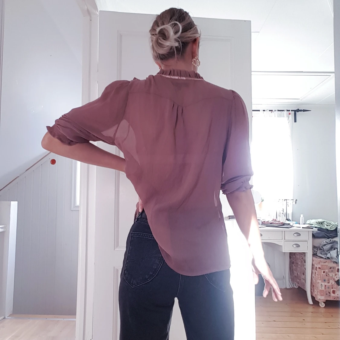 Blus med volanger - 90