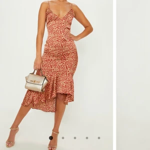 Red leopard print dress - Använd 1 gång. jättesöt figursydd klänning från PLT i storleken 38. Köpt för 30£ säljer för 70kr pågrund av att den bara hänger i garderoben.