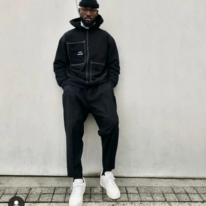 Vous Decidez Hoodie - Unisex. En ny unik version av den "klassiska hoodien". Coolt märke från Danmark. Kostar 1600 kr ursprungligen. Väldigt bra skick och gjord av kvalité tyg.Skriv vid intresse.