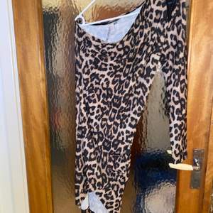 One shoulder dress, leopardfärg. Aldrig använd. Katt finns i hemmet. Pris inkl frakt 🌸