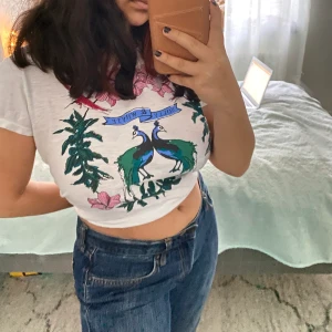 tröja  - en t-shirt som passar till allt, köpte den på en secondhand och den är extremt skön och bekväm✨✨✨