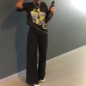 Baggy jeans från weekday🤎 - Dessa sjukt snygga jeans från weekday❣️i toppskick och så fina på men kommer tyvärr inte till användning så säljer dom🦋jag är 164 och såhär sitter dom på mig!