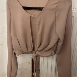 Blus i nude  - En fin blus i nude isch, aldrig använd 