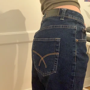 2000 brallor  - Snygga mid rise jeans från märket Joy. Inte använt så mycket eftersom de är lite för stora kan jag tycka, men as snyggt om man är into den stilen. (Köparen får stå för frakten) 