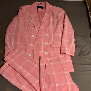 Veromoda blazer och matchande kavajbyxor till:) - Oanvänt kitt. Skit snygg blazer från veromoda, storlek 46 och går precis nedanför rumpan med matchande kostymbyxor i storlek 36 men passar M som jag brukar ha i kläder. 