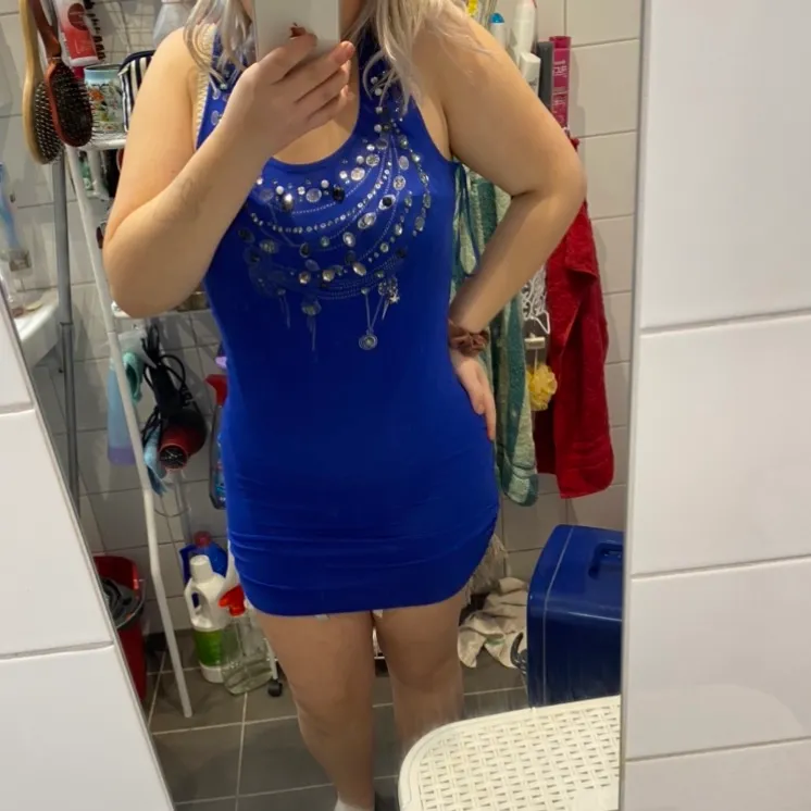 Blå klänning storlek M . Klänningar.