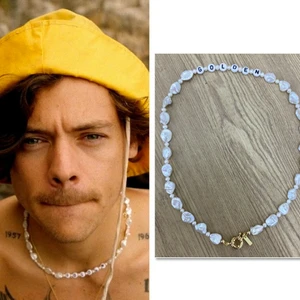 Harry styles golden halsband - Säljer golden halsband på beställning(bild2&3). Gör dem själv, ser ut som halsbandet som harry styles bar i golden musikvideon. Stjärnhalsbandet är slut. Tål ej vatten.Halsbandet är ca38 cm. Frakt på 11 kr