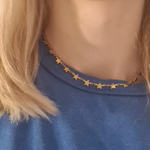 Stjärnhalsband guld - Stjärnhalsband som jag har gjort själv. Säljer två stycken (ett kvar)och ett armband (såld). Säljer även goldenhalsbandet (finns annan annons). Halsbandet är 38cm, ej justerbart. Bör ej komma i kontakt med vatten. Armbandet kostar 30kr. Frakt tillkommer på 11kr.