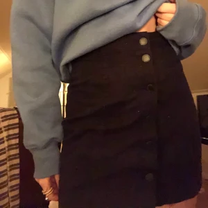 Svart kjol - Svart kjol med knappar framtill 