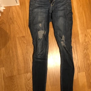 Hollister jeans - Hollister jeans som formar kroppen på ett snyggt sätt! 