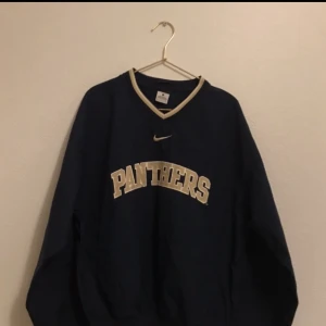 Nike sweater - Min ÄLSKADE Nike sweater, säljer pga av pengar brist tyvärr:( Buden avslutas på fredag 18/12 ( Äkta såklart )