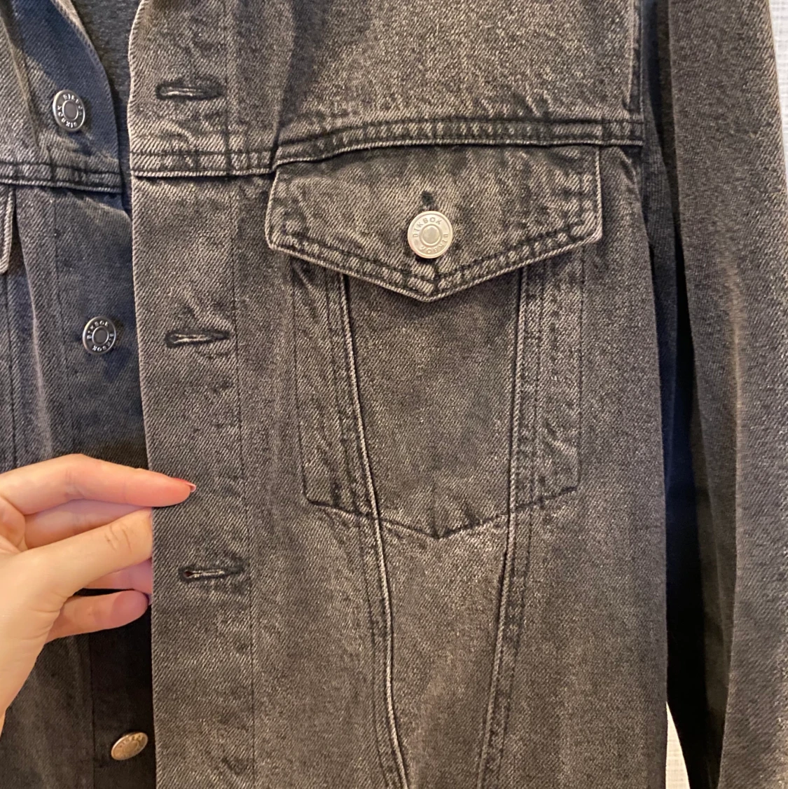 Grå jeansjacka från bikbok - 90