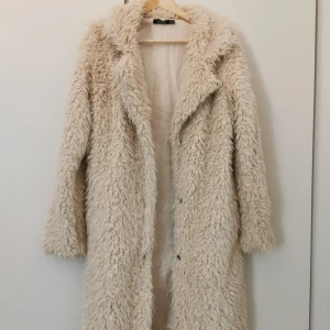 Teddyjacka - Jättemysig teddyjacka som är krämvit/ljusbeige. Finns knappar för att stänga jackan samt fickor på var sida. Den är supermysig och mjuk och jättefin. Nästintill ny, köptes i oktober och använd ett fåtal gånger, ca 2-3 gånger. Storlek 38. Nypris 990 kr, säljer för 399 kr. Kan hämtas i Södertälje eller fraktas om köparen står för frakten. #teddyjacka