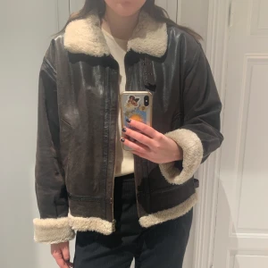 Jacka i äkta skinn - 💞BUDA I KOMMENTARERNA, STÄNGER BUDGIVNINGEN PÅ SÖNDAG💞 BSå varm och gosig fodrad vinterjacka i äkta skinn med fluffiga detaljer! Perfekt passform och i bra skick💞 Inköpt för 1000 på en second hand i Köpenhamn! Buda i kommentarerna vid stort intresse! 