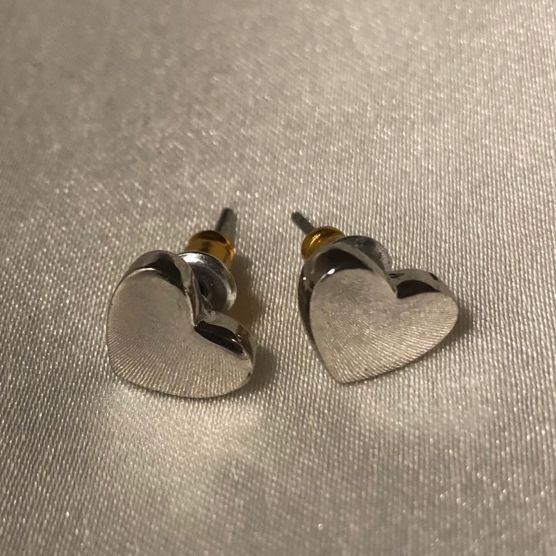 Små örhängen i hjärtform - 91