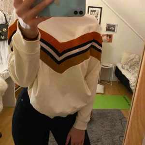 - HELT NY sweatshirt från mango i superbra kvalite och som sagt aldrig använd. Fin färg skönt material!🤎