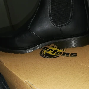 DR MARTENS - Svarta och nya Chelseaboots