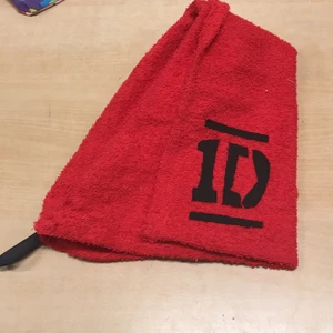 One Direction handduk - Funderar på att sälja min 1D handduk som jag har köpt här på plick för 150 kr❤️
