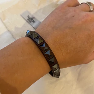 Valentino armband - Supercoolt och unikt nitarmband från valentino, i vinrött med svarta nitar!!! Som nytt, dustbag ingår