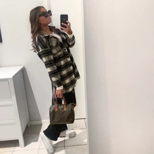 Rutig kappa  - Rutig kappa ifrån missäy, one size, jag har storlek s och m i vanliga fall och den sitter jätte bra på mig