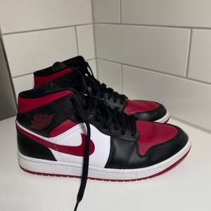 Ett par Jordan air 1 mid i strl 45.5, små skavanker finns. Bilder kan skickas. Köpare står för frakt.