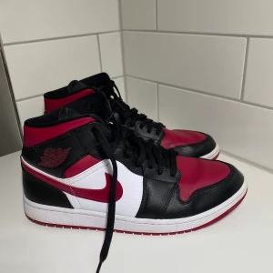 Jordan air 1 mid  - Ett par Jordan air 1 mid i strl 45.5, små skavanker finns. Bilder kan skickas. Köpare står för frakt.