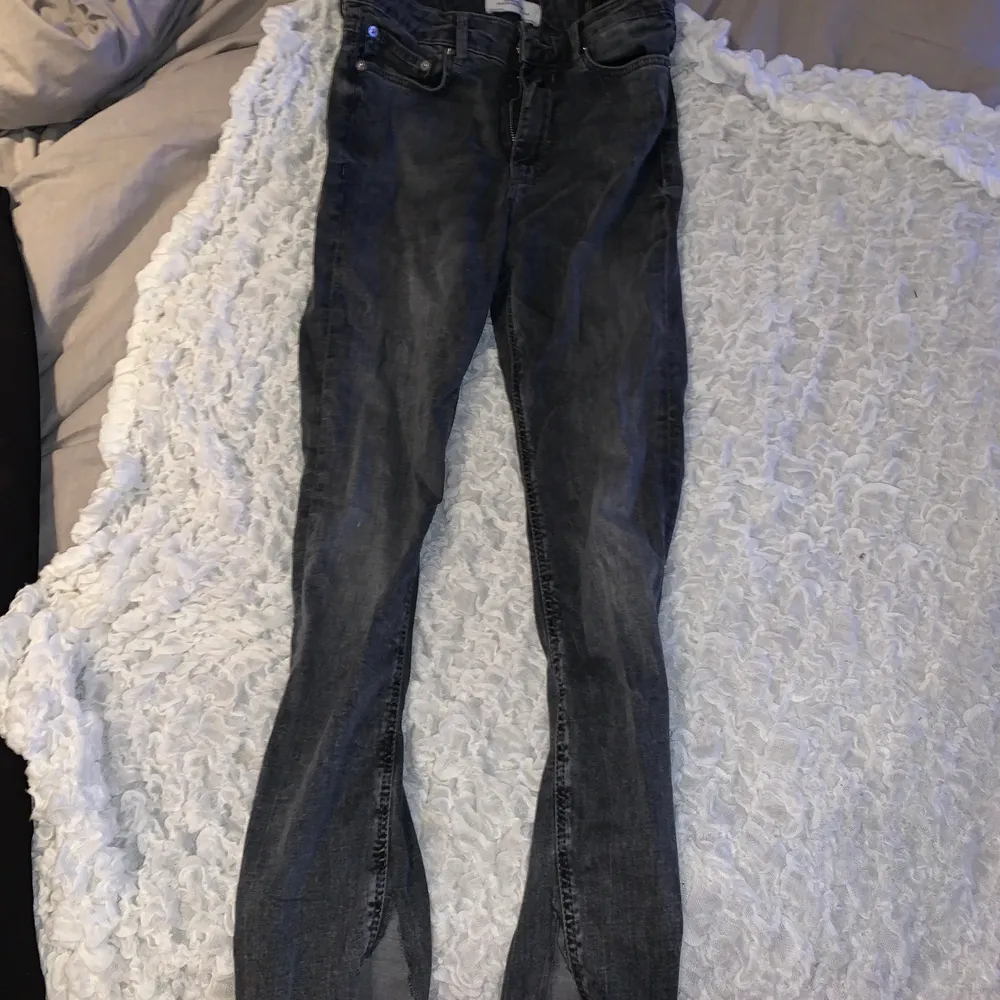 Gråa zara jeans med slits, asballa men använder aldrig. Går att klä upp och klä ner. Storlek 36🖤. Jeans & Byxor.