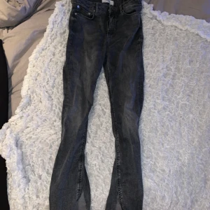 Gråa jeans med slits - Gråa zara jeans med slits, asballa men använder aldrig. Går att klä upp och klä ner. Storlek 36🖤