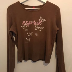 Långärmad tröja - Jättefin y2k tröja. Buda gärna i kommentarerna! ✨Högsta bud 270 kr✨ Budning avslutas 20/12 🥰🥰