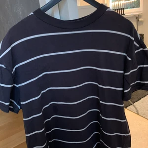 Weekday - Basic blå vit weekday t shirt. Box/oversize fit !!