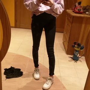 Fake skinnbyxor från VILA - Ett bar skinnbyxor från vila köpta i våras men bara använda 1 gång. Köptes för 350 kr. Passar bra på mig som är 170 med lite längre ben. Skriv privat för fler bilder. Pris kan diskuteras. Frakt ingår inte i priset. 🧚‍♀️