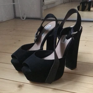 Svarta klackar - Klassiska platåklackar i svart sammet från Steve Maden