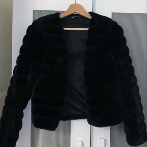 Pälsjacka  - En fin pälsjacka, passar bra till utekvällar. Använd ett par få gånger, väldigt mjuk. Det går att fraktas