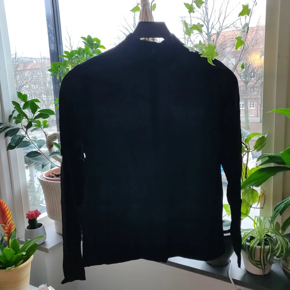 Klassisk svart skjorta i jätteskönt material från Soaked in Luxury, bara använd ett par gånger. Storleken är XS men jag upplever att det känns mer som S. . Skjortor.