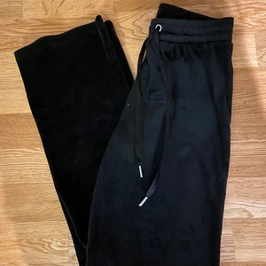 Mjukis  - Så snygga svarta velour mjukisbyxor från ginatricot i storlek XS! Köpta för 230 och inte fått mycket användning 💕 125kr + frakten ☺️☺️