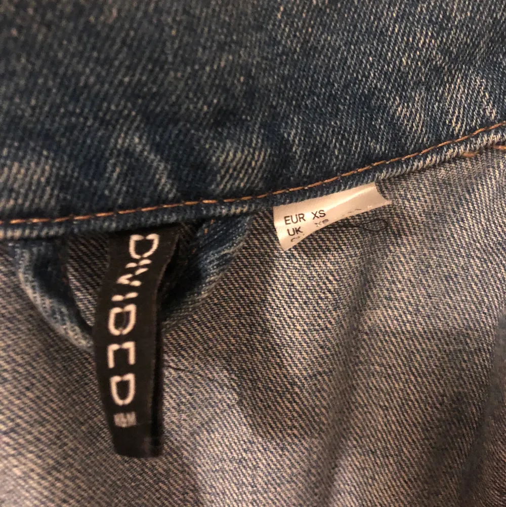 En jättefin blå jeansjacka som är oversized. Från HM i strl xs, sällan använd och är som ny. Säljer pga att jag inte använder den längre. Köparen står för frakt💞. Jackor.