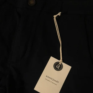 Anerkjendt byxor - Dessa byxor finns inte i butik än, men jag säljer de här för ett billigare pris nu innan än vad de kommer att göra i butik. Super fina mörkblåa kostymbyxor, perfekt till jul. Riktigt bra kvalete och fina☺️❤️