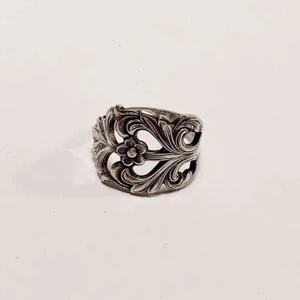 Ring i nysilver - Nysilverring gjort av en sked köpt på secondhand, finns i storlek L, våra ringar är justerbara samt den missfärgas eller rostar ej!✨🤍 Betalning sker via swish och frakt ligger på  20kr, spårbart brev 75kr!