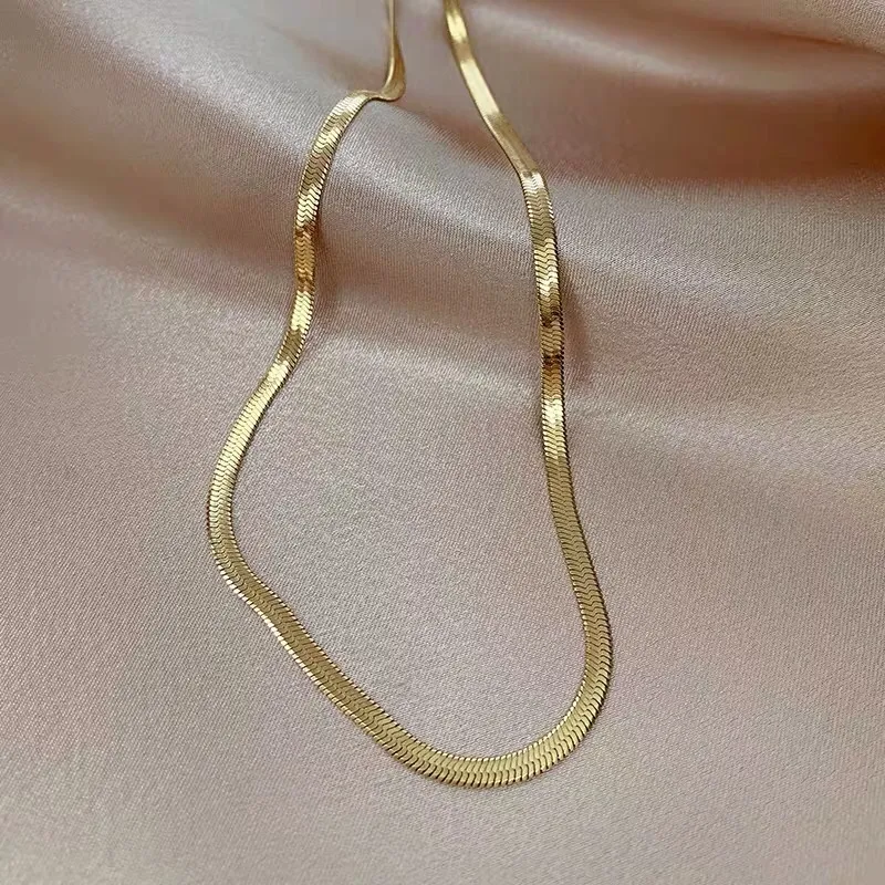 Metall halsband guldfärgade, oanvänd, frakt 12 kr. Accessoarer.