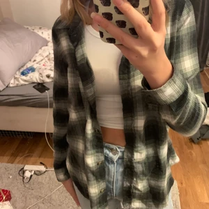 Flanell skjorta  - Flanellskjorta köpt på american Eagles för 3 år sen. Skön och varm💗 strl S men oversized enligt mig 