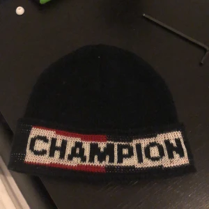 Champion mössa stlk=one size bra skick!! - Hej säljer en mössa som jag inte vill ha länge köpt en ny, oanvänd använd 5-10 gånger bra skick 200-pris kan diskuteras👍
