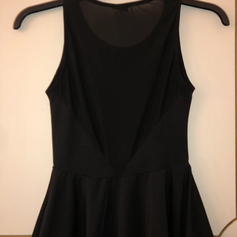 En svart topp/linne från Gina som inte kommer till användning. Den är genomskinlig vid halva ryggen och lite därframme. Strl 34. 50kr + frakt✨. Toppar.